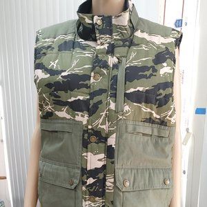 ECKO UNLTD. CAMOUFLAGE VEST WITH 6 FRONT POCKETS SIZE M.